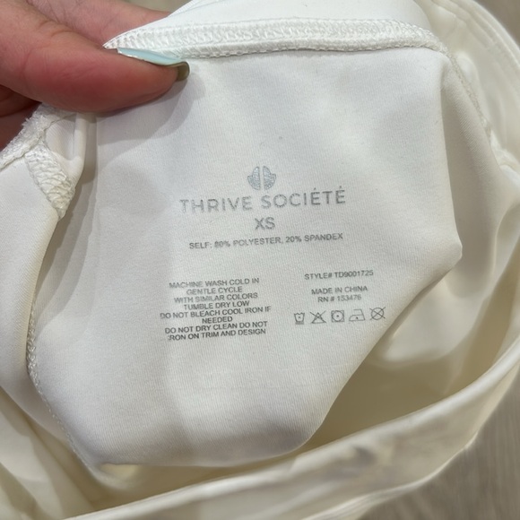 THRIVE SOCIETE YOGA SHORTS - Picture 3 of 3